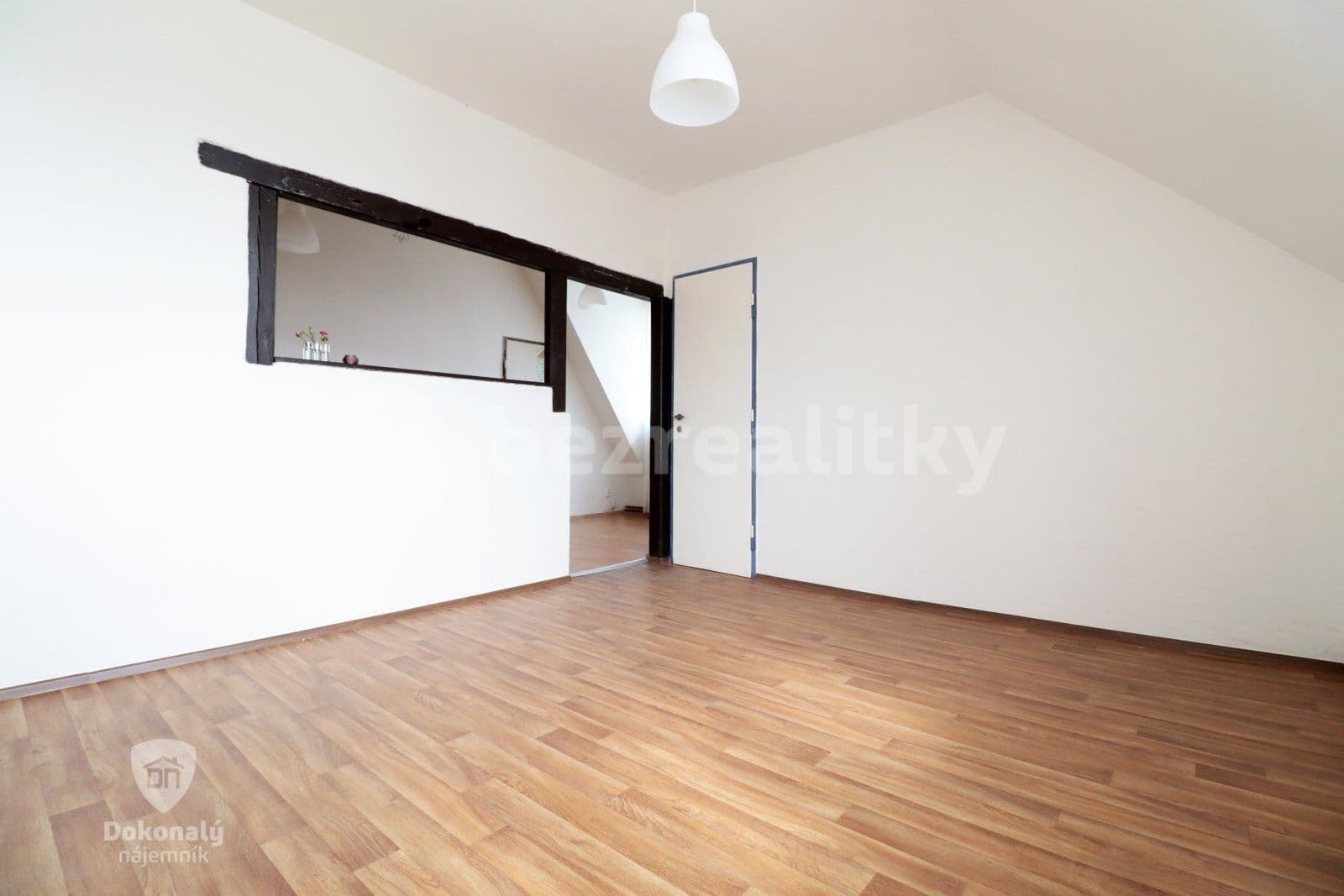 Prenájom bytu 4-izbový 95 m², Gabčíkova, Praha, Praha