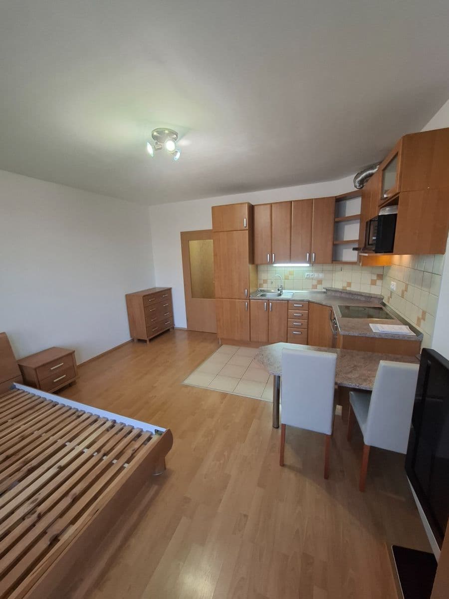 Prenájom bytu 1-izbový 34 m², Praha, Praha Prenájom bytu 1-izbový 34 m², Praha, Praha