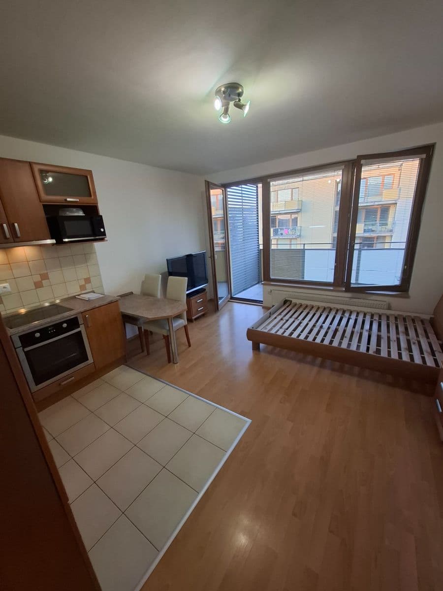 Prenájom bytu 1-izbový 34 m², Praha, Praha Prenájom bytu 1-izbový 34 m², Praha, Praha