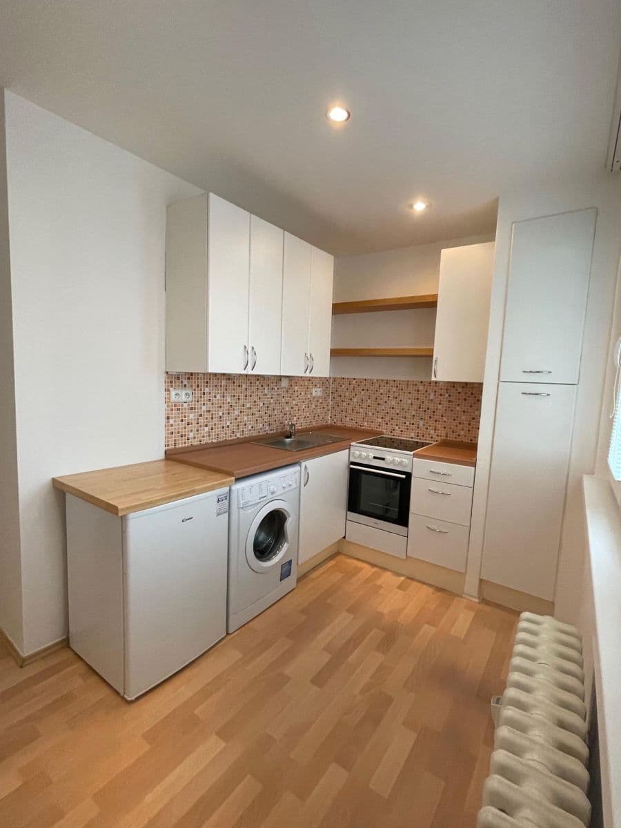 Prenájom bytu 1-izbový 34 m², Útulná, Praha, Praha Prenájom bytu 1-izbový 34 m², Útulná, Praha, Praha