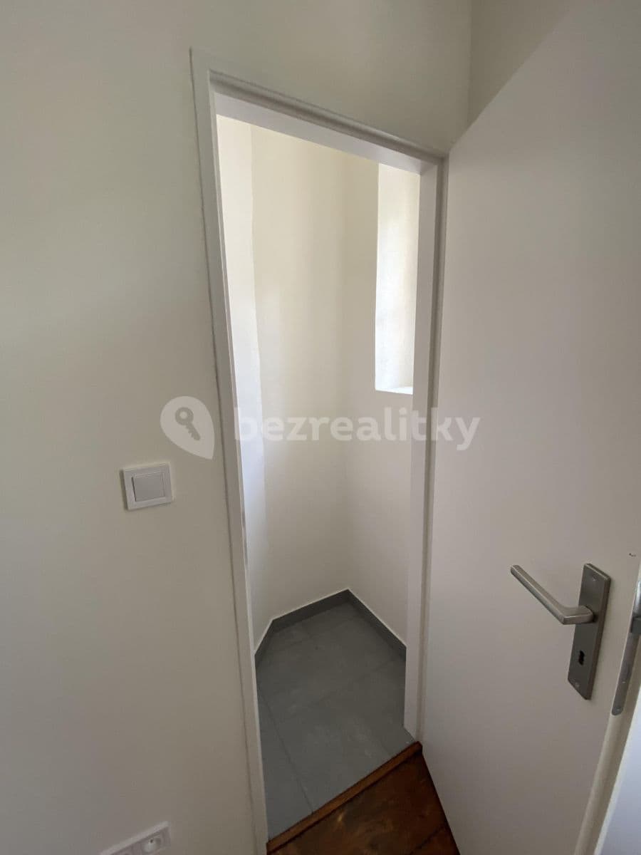 Prenájom bytu 1-izbový 45 m², Koněvova, Praha, Praha Prenájom bytu 1-izbový 45 m², Koněvova, Praha, Praha