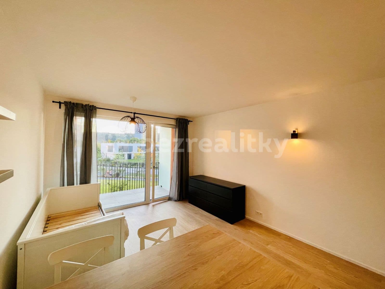 Prenájom bytu 1-izbový 32 m², Vrbova, Praha, Praha Prenájom bytu 1-izbový 32 m², Vrbova, Praha, Praha