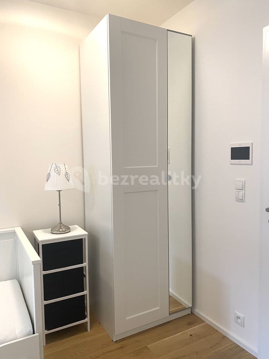 Prenájom bytu 1-izbový 30 m², Praha, Praha