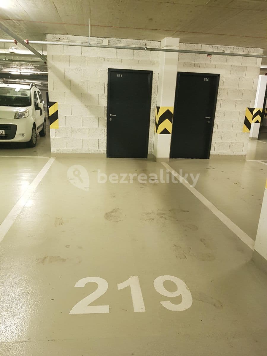 Prenájom garáže 13 m², Nad Úžlabinou, Praha, Praha Prenájom garáže 13 m², Nad Úžlabinou, Praha, Praha