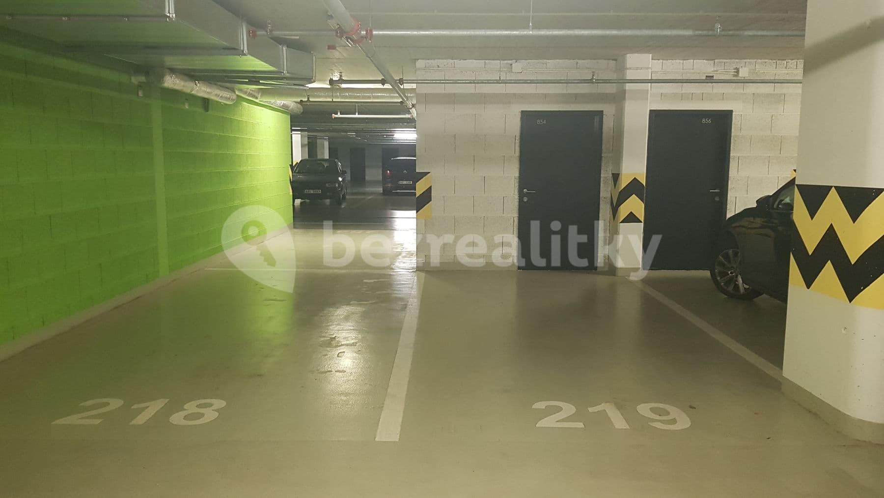 Prenájom garáže 13 m², Nad Úžlabinou, Praha, Praha Prenájom garáže 13 m², Nad Úžlabinou, Praha, Praha