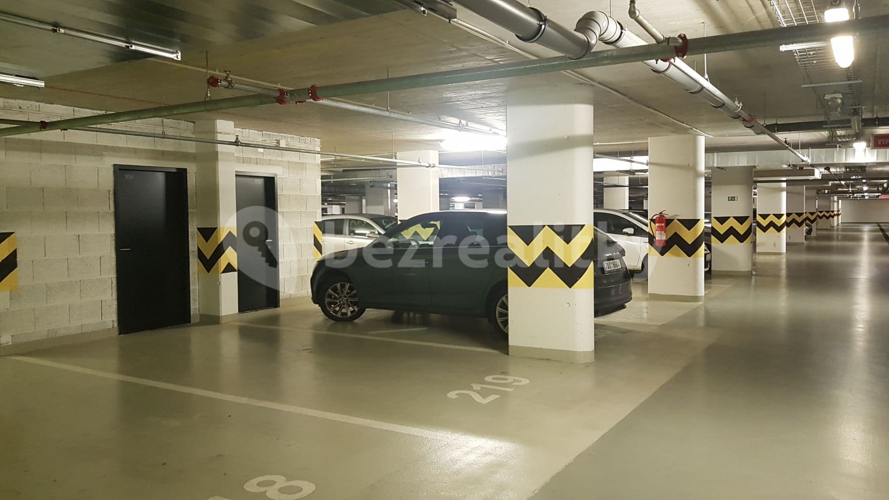 Prenájom garáže 13 m², Nad Úžlabinou, Praha, Praha Prenájom garáže 13 m², Nad Úžlabinou, Praha, Praha