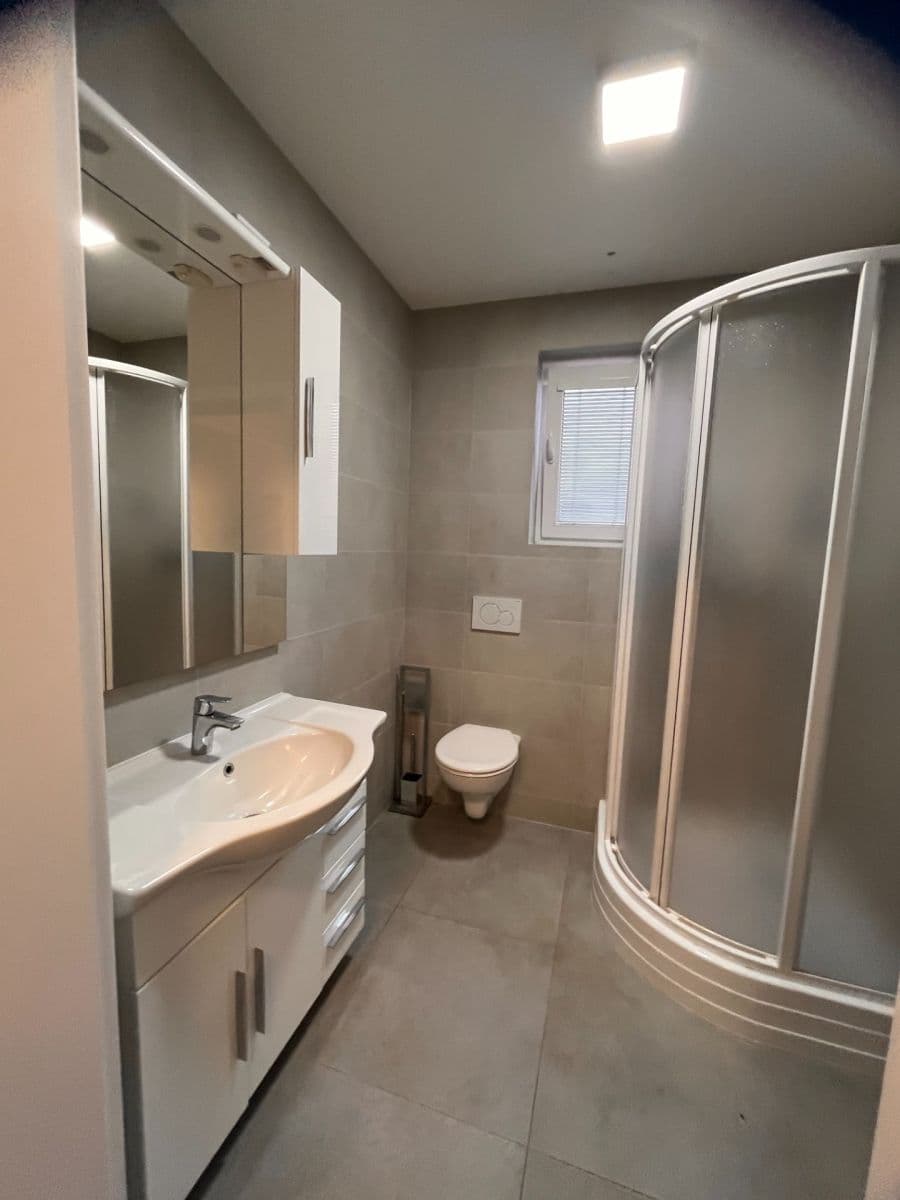 Prenájom bytu 2-izbový 35 m², náměstí Jiřího z Poděbrad, Nový Knín, Středočeský kraj Prenájom bytu 2-izbový 35 m², náměstí Jiřího z Poděbrad, Nový Knín, Středočeský kraj