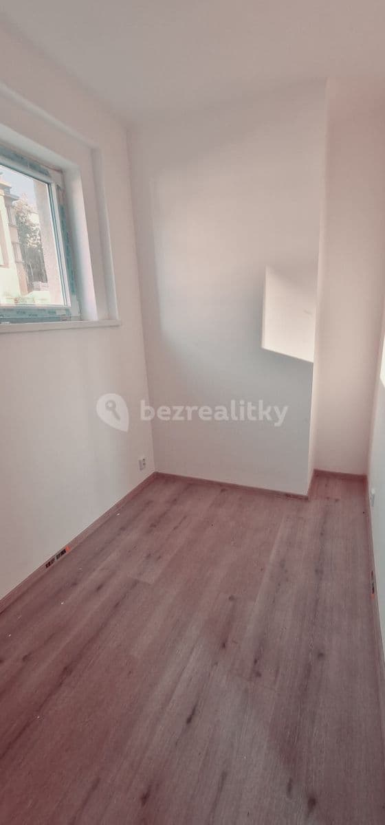 Prenájom bytu 4-izbový 90 m², Praha, Praha