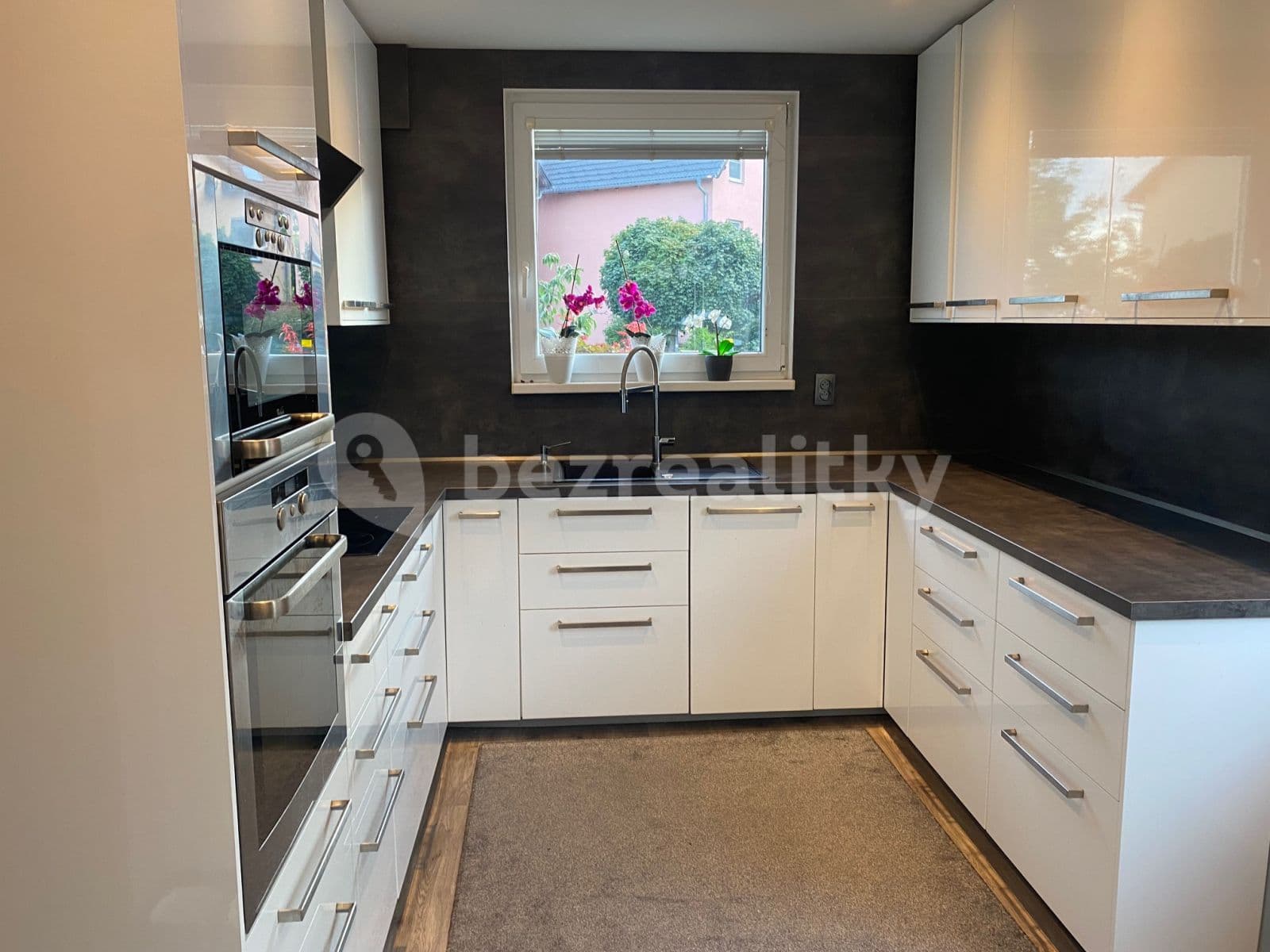 Prenájom domu 119 m², pozemok 455 m², Průběžná, Nupaky, Středočeský kraj Prenájom domu 119 m², pozemok 455 m², Průběžná, Nupaky, Středočeský kraj