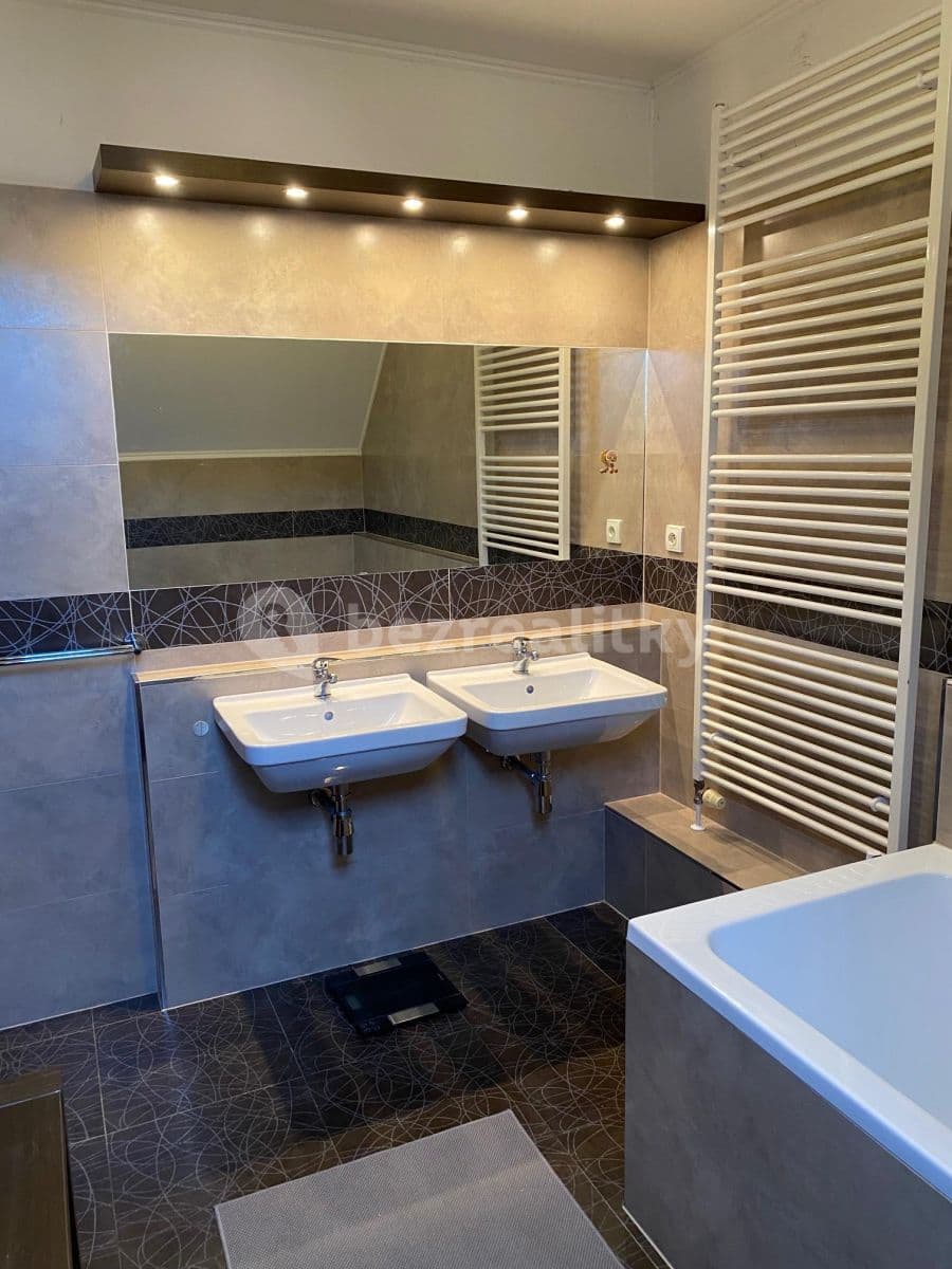 Prenájom domu 119 m², pozemok 455 m², Průběžná, Nupaky, Středočeský kraj Prenájom domu 119 m², pozemok 455 m², Průběžná, Nupaky, Středočeský kraj