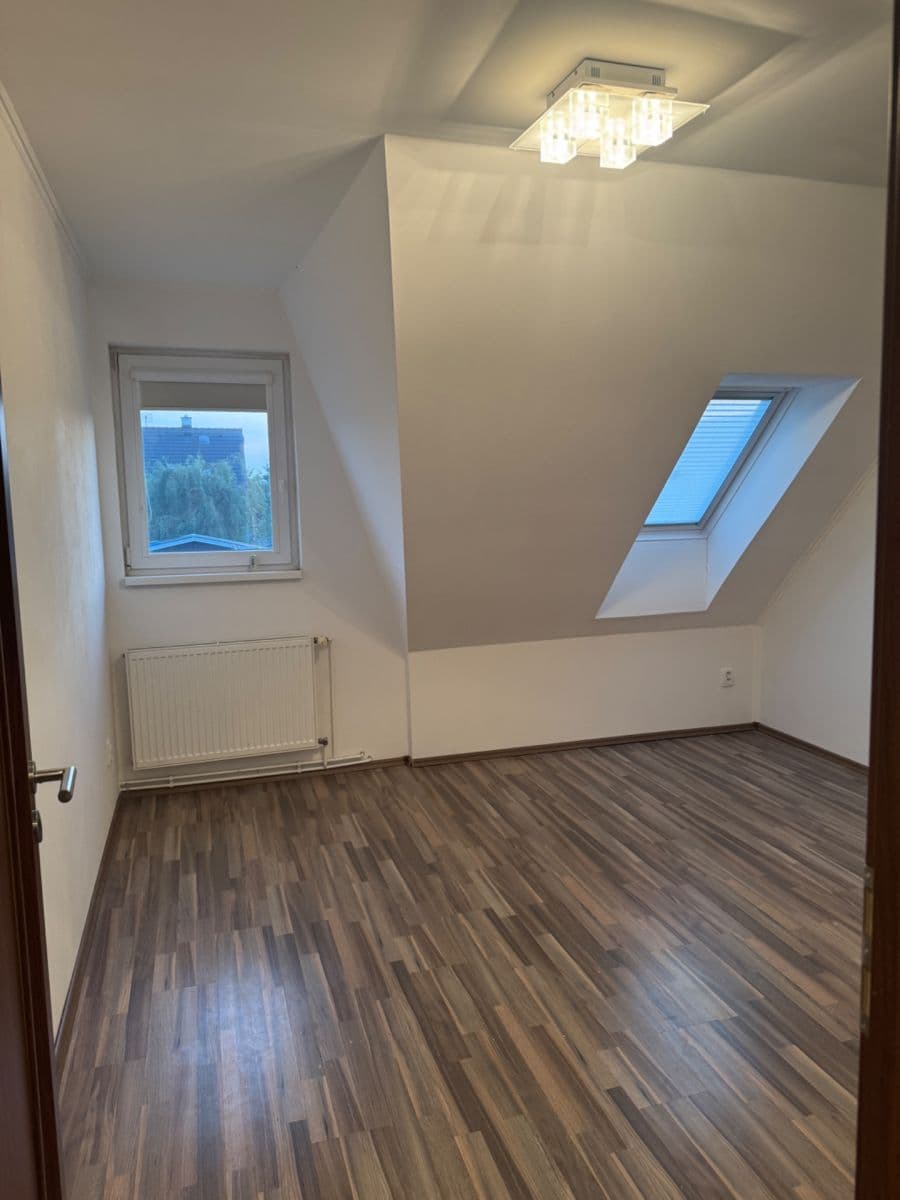 Prenájom domu 119 m², pozemok 455 m², Průběžná, Nupaky, Středočeský kraj Prenájom domu 119 m², pozemok 455 m², Průběžná, Nupaky, Středočeský kraj