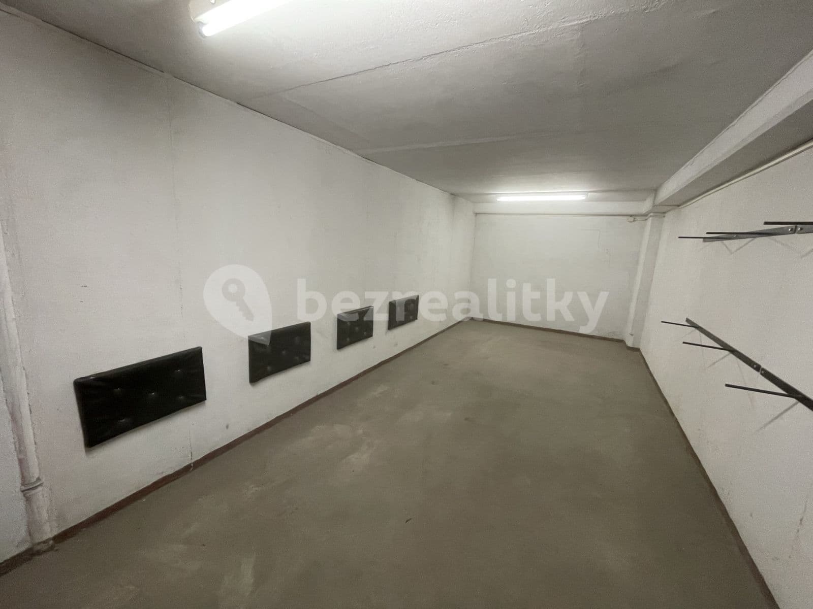 Prenájom garáže 19 m², Nušlova, Praha, Praha Prenájom garáže 19 m², Nušlova, Praha, Praha