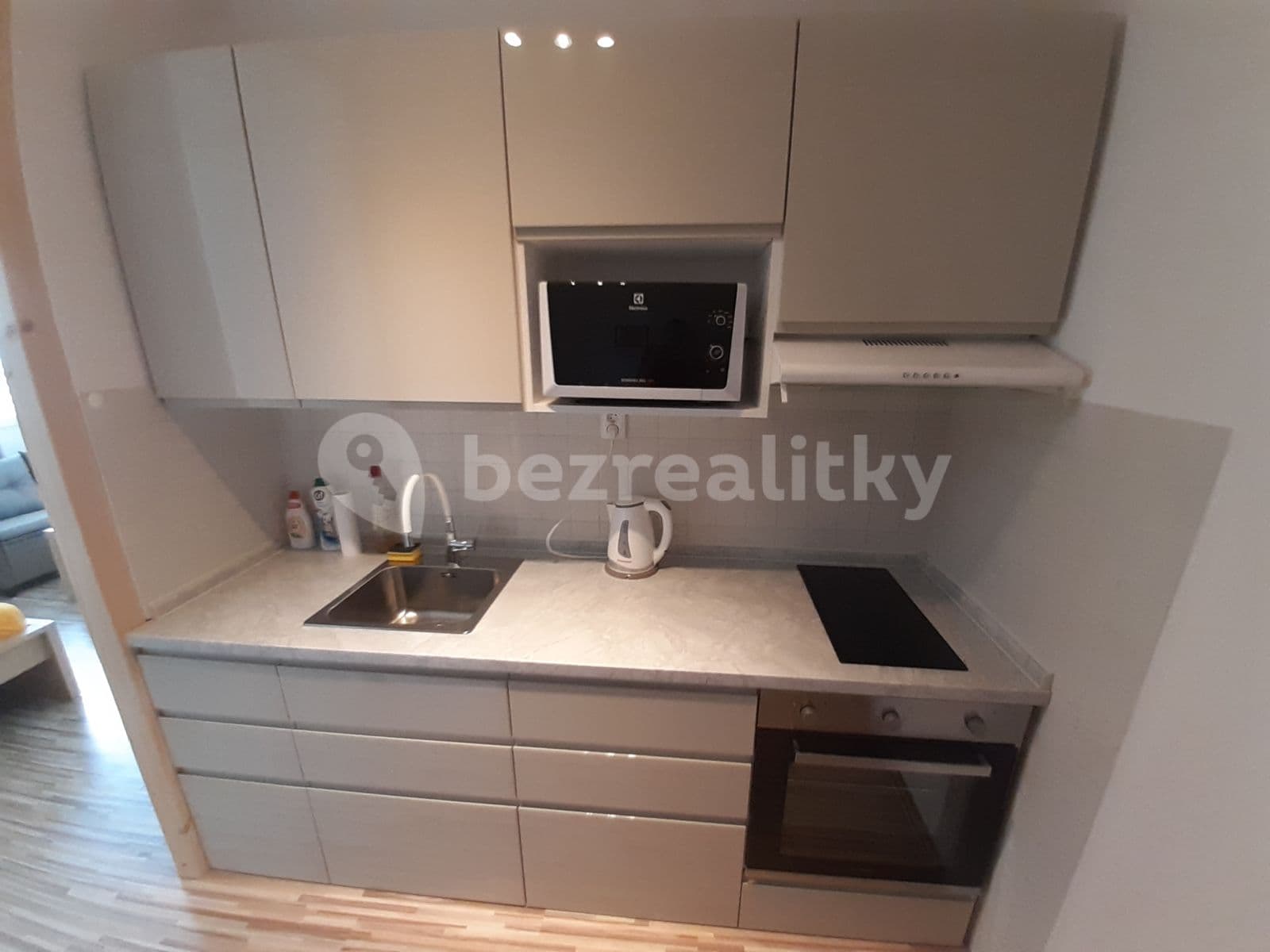 Prenájom bytu 1-izbový 33 m², Křivenická, Praha, Praha Prenájom bytu 1-izbový 33 m², Křivenická, Praha, Praha