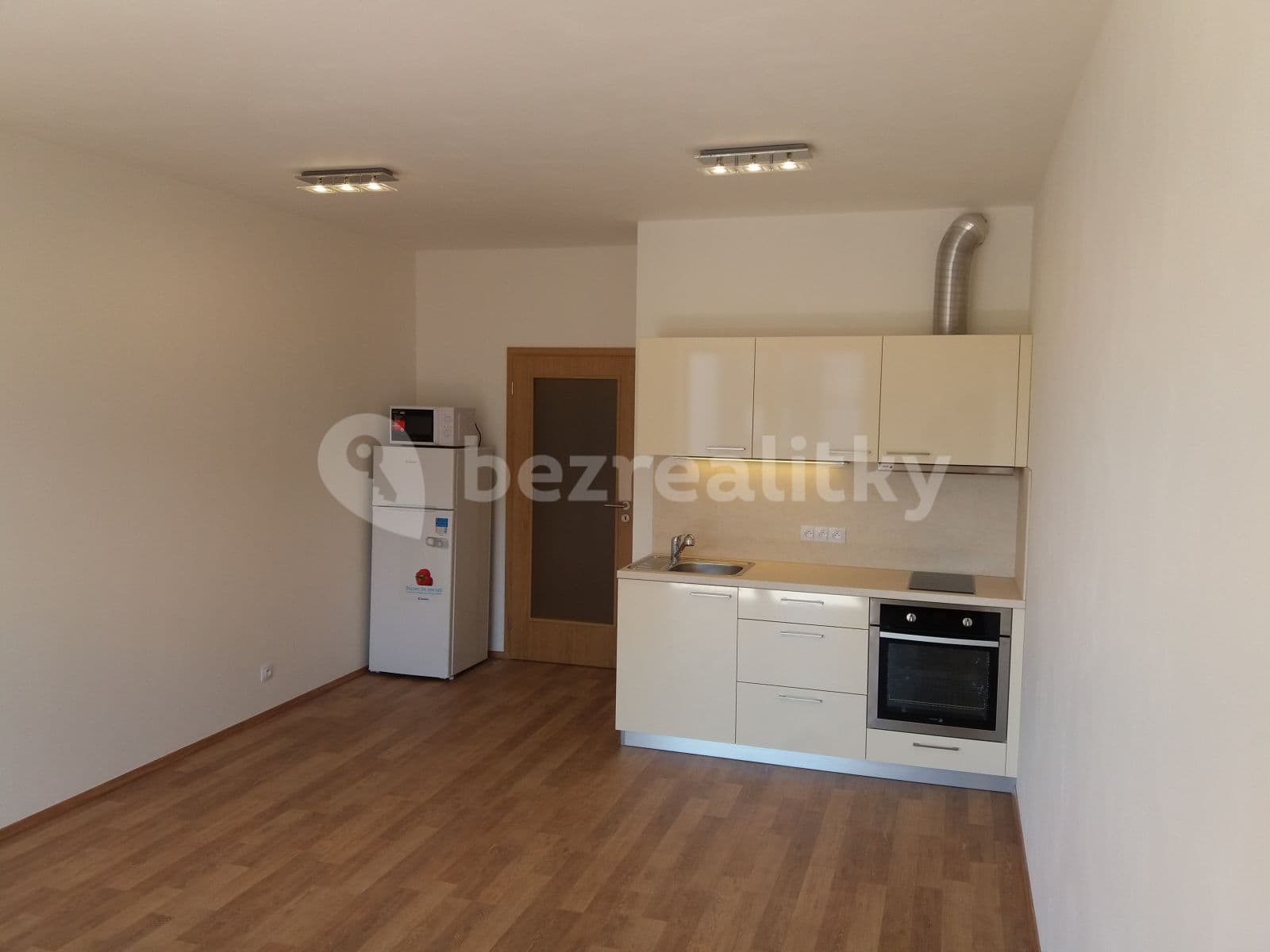 Prenájom bytu 1-izbový 30 m², Hlučkova, Praha, Praha Prenájom bytu 1-izbový 30 m², Hlučkova, Praha, Praha