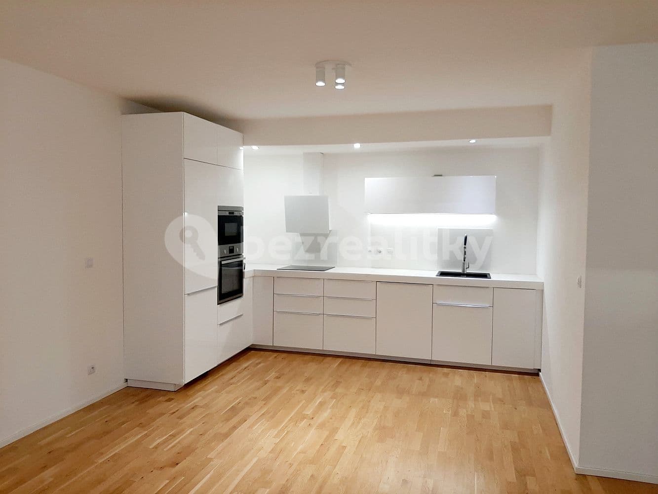 Prenájom bytu 3-izbový 84 m², Nepomuckých, Praha, Praha Prenájom bytu 3-izbový 84 m², Nepomuckých, Praha, Praha