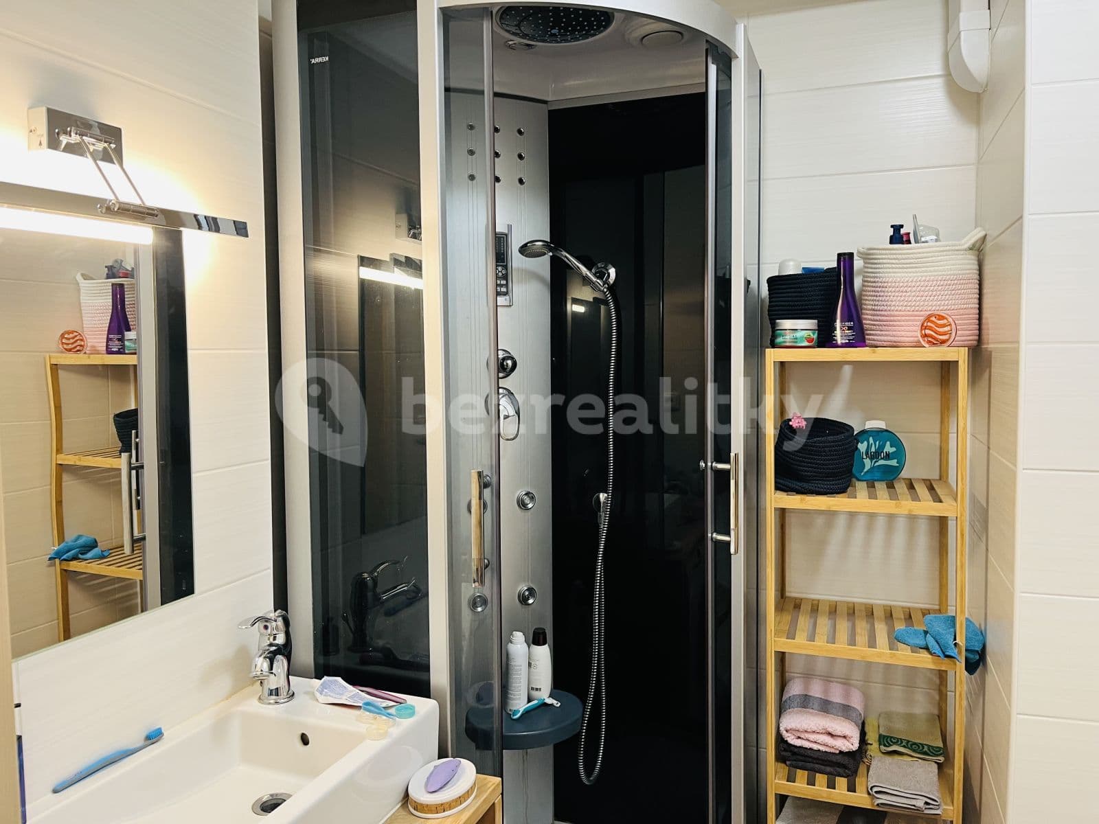 Prenájom bytu 2-izbový 50 m², Pirinská, Praha, Praha Prenájom bytu 2-izbový 50 m², Pirinská, Praha, Praha