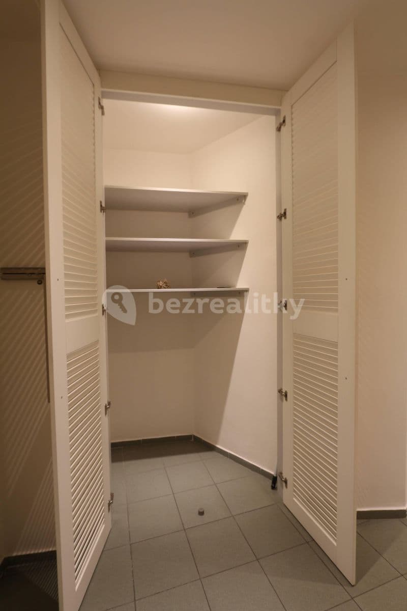 Prenájom bytu 3-izbový 78 m², Velehradská, Praha, Praha Prenájom bytu 3-izbový 78 m², Velehradská, Praha, Praha
