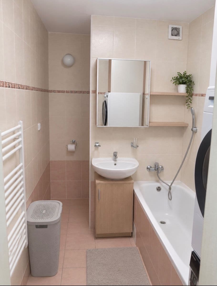 Prenájom bytu 2-izbový 47 m², Vestec, Středočeský kraj Prenájom bytu 2-izbový 47 m², Vestec, Středočeský kraj