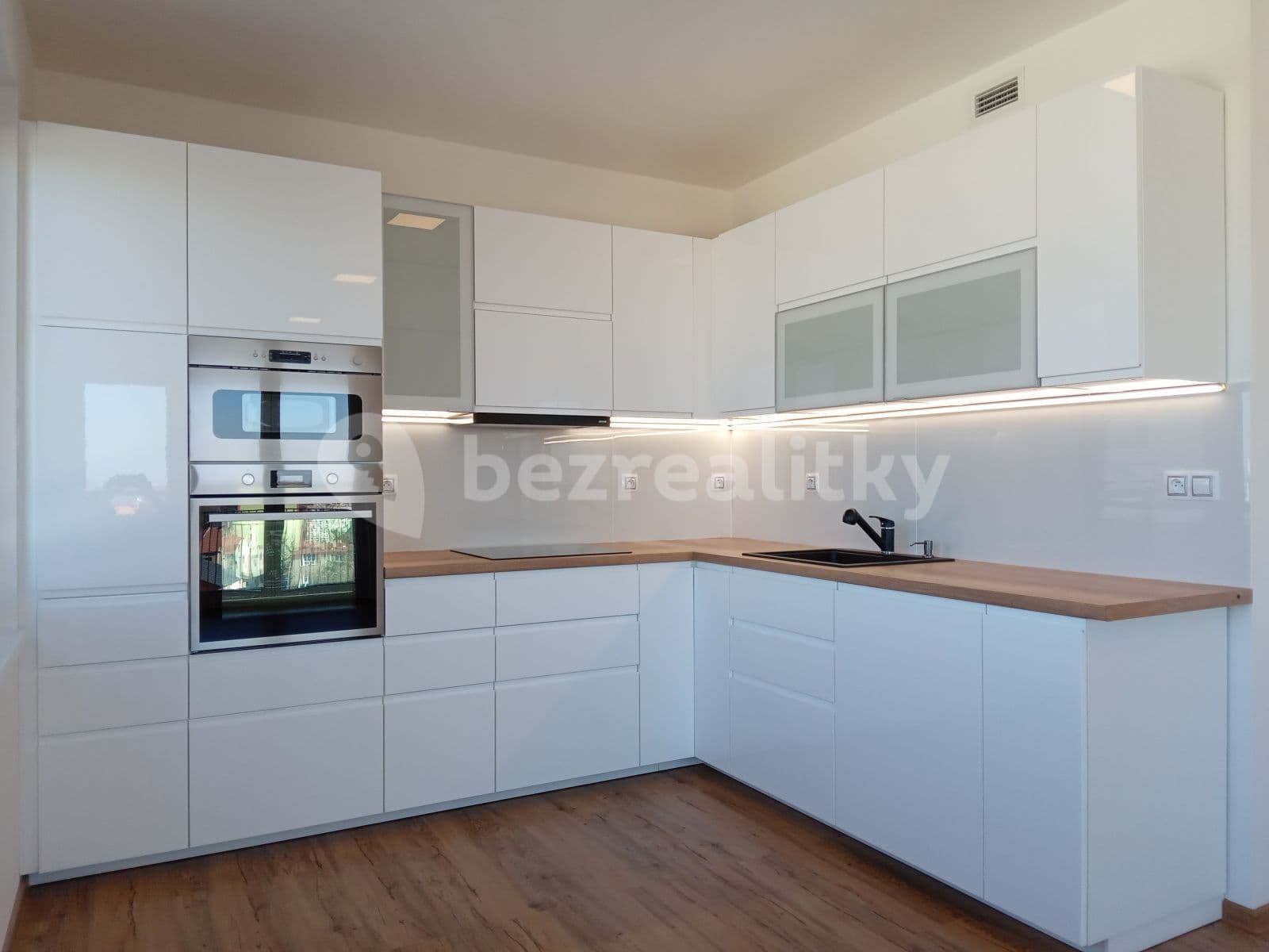Prenájom bytu 2-izbový 58 m², Do Zahrádek Ⅰ, Praha, Praha Prenájom bytu 2-izbový 58 m², Do Zahrádek Ⅰ, Praha, Praha
