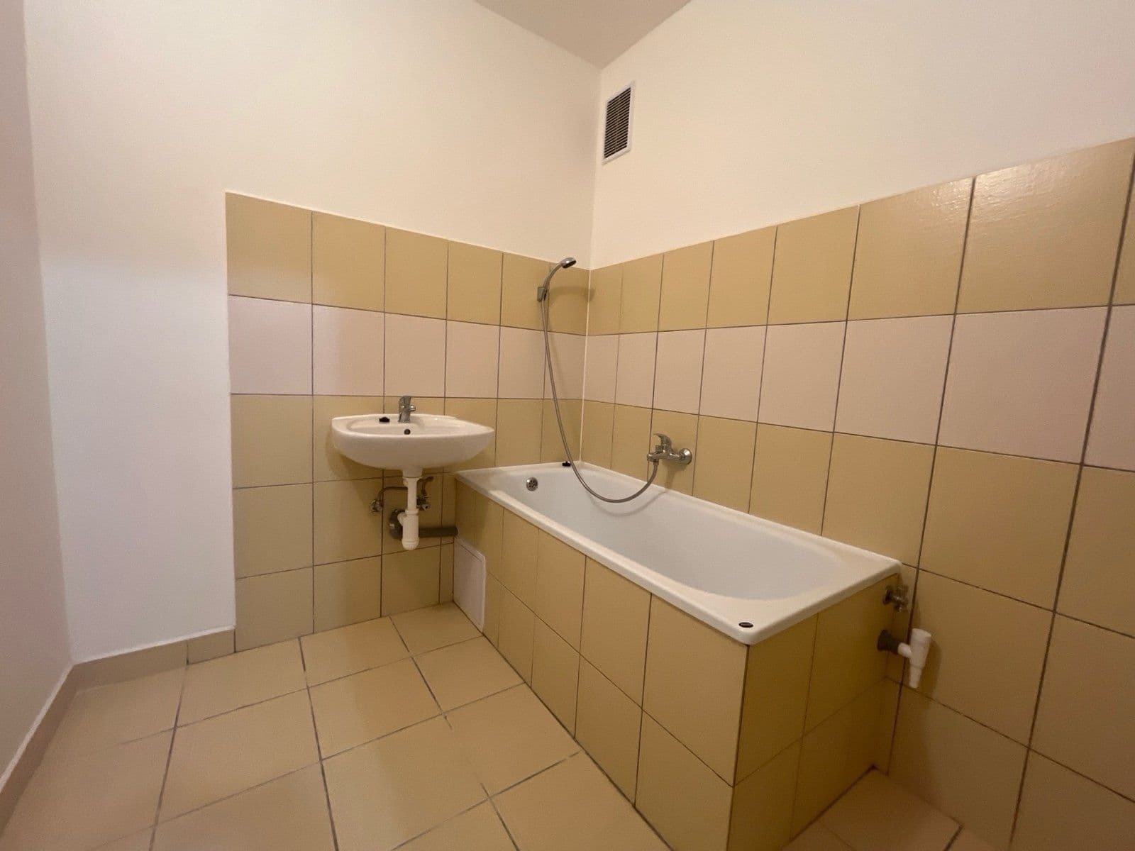 Prenájom bytu 2-izbový 61 m², Československé armády, Frýdek-Místek, Moravskoslezský kraj Prenájom bytu 2-izbový 61 m², Československé armády, Frýdek-Místek, Moravskoslezský kraj