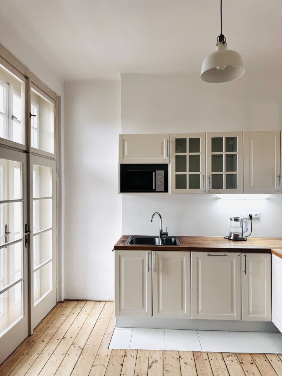 Prenájom bytu 2-izbový 76 m², Ruská, Praha, Praha Prenájom bytu 2-izbový 76 m², Ruská, Praha, Praha