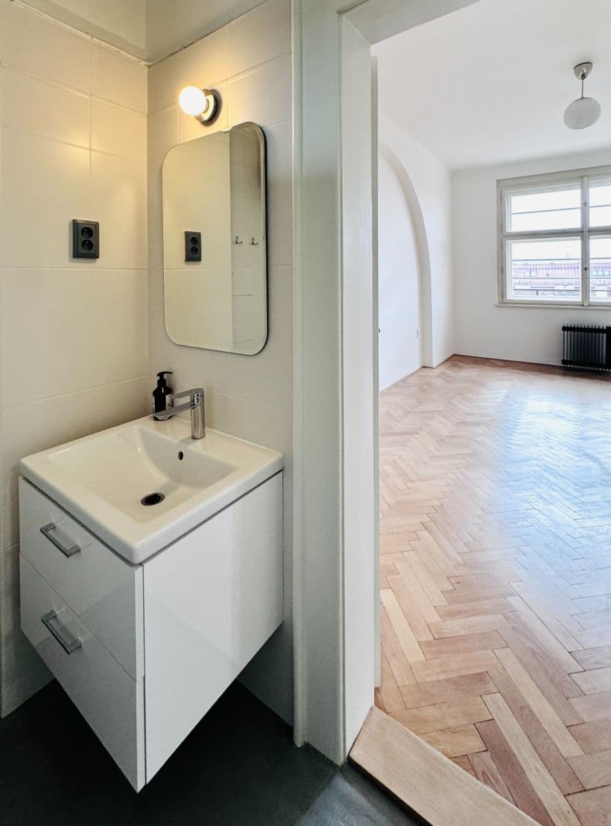 Prenájom bytu 2-izbový 76 m², Ruská, Praha, Praha Prenájom bytu 2-izbový 76 m², Ruská, Praha, Praha