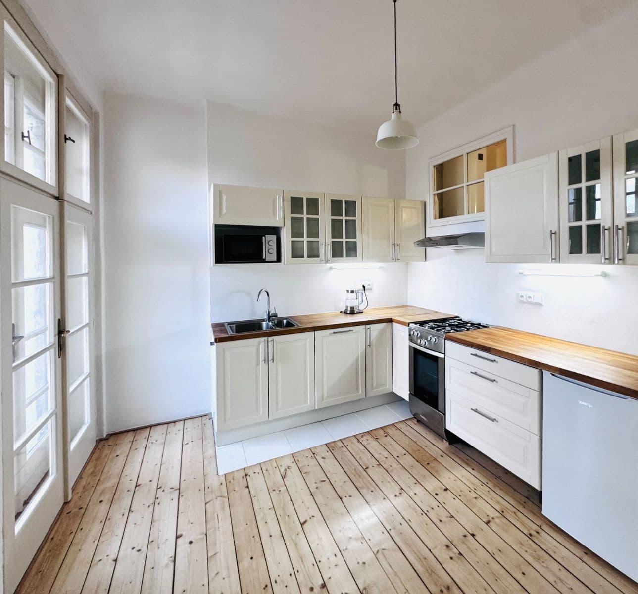 Prenájom bytu 2-izbový 76 m², Ruská, Praha, Praha Prenájom bytu 2-izbový 76 m², Ruská, Praha, Praha