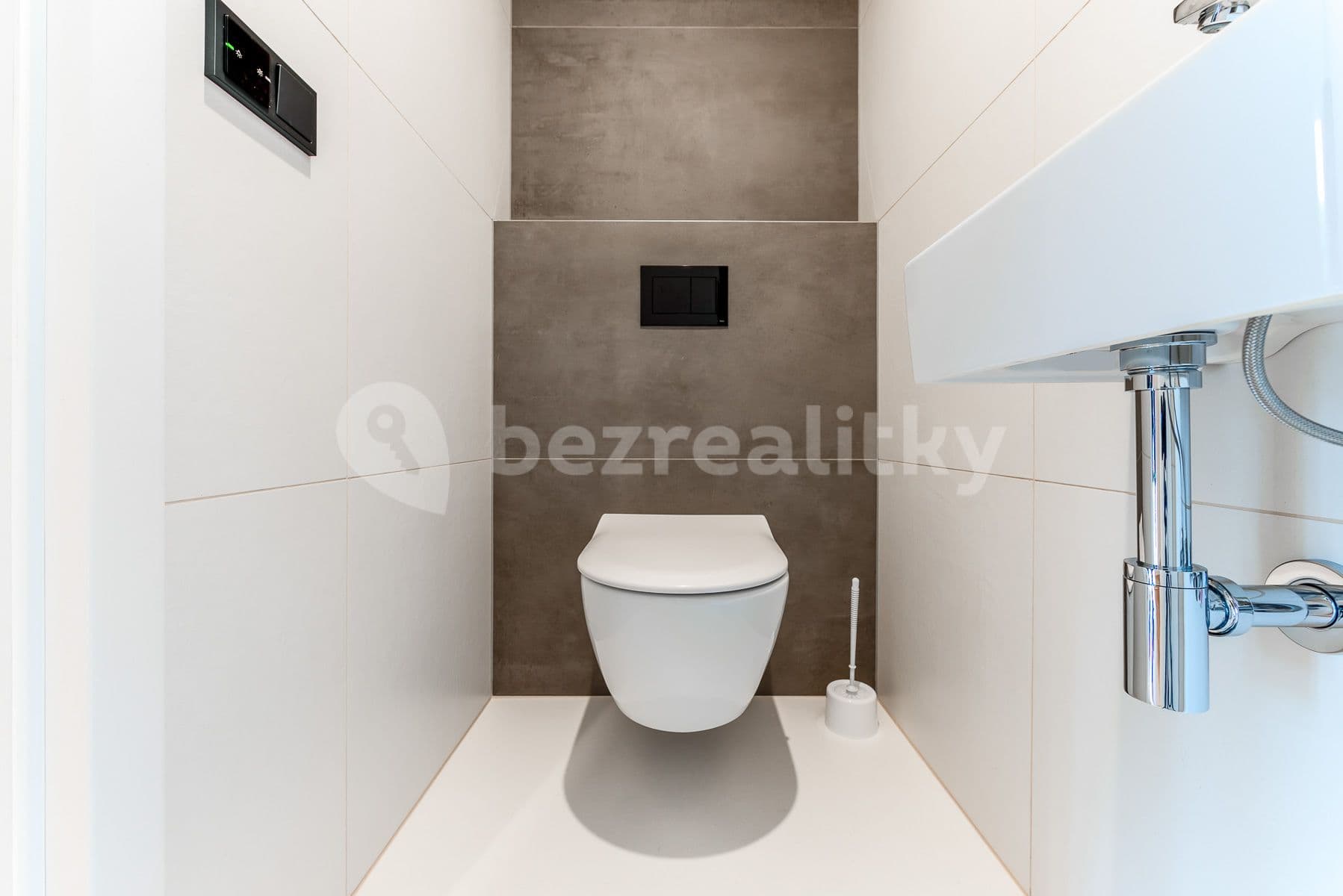 Prenájom bytu 3-izbový 104 m², Grafická, Praha, Praha Prenájom bytu 3-izbový 104 m², Grafická, Praha, Praha