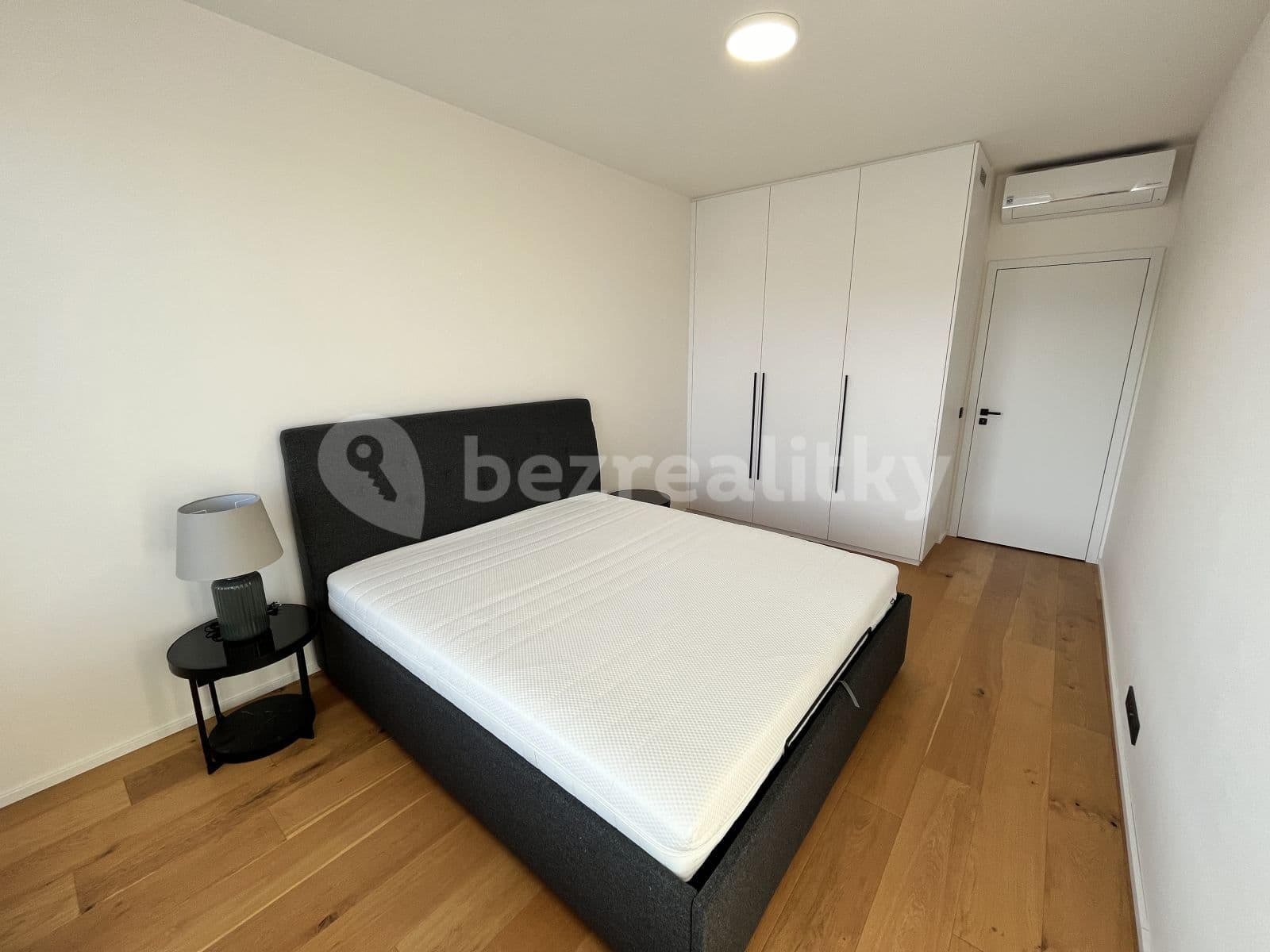 Prenájom bytu 3-izbový 104 m², Grafická, Praha, Praha Prenájom bytu 3-izbový 104 m², Grafická, Praha, Praha