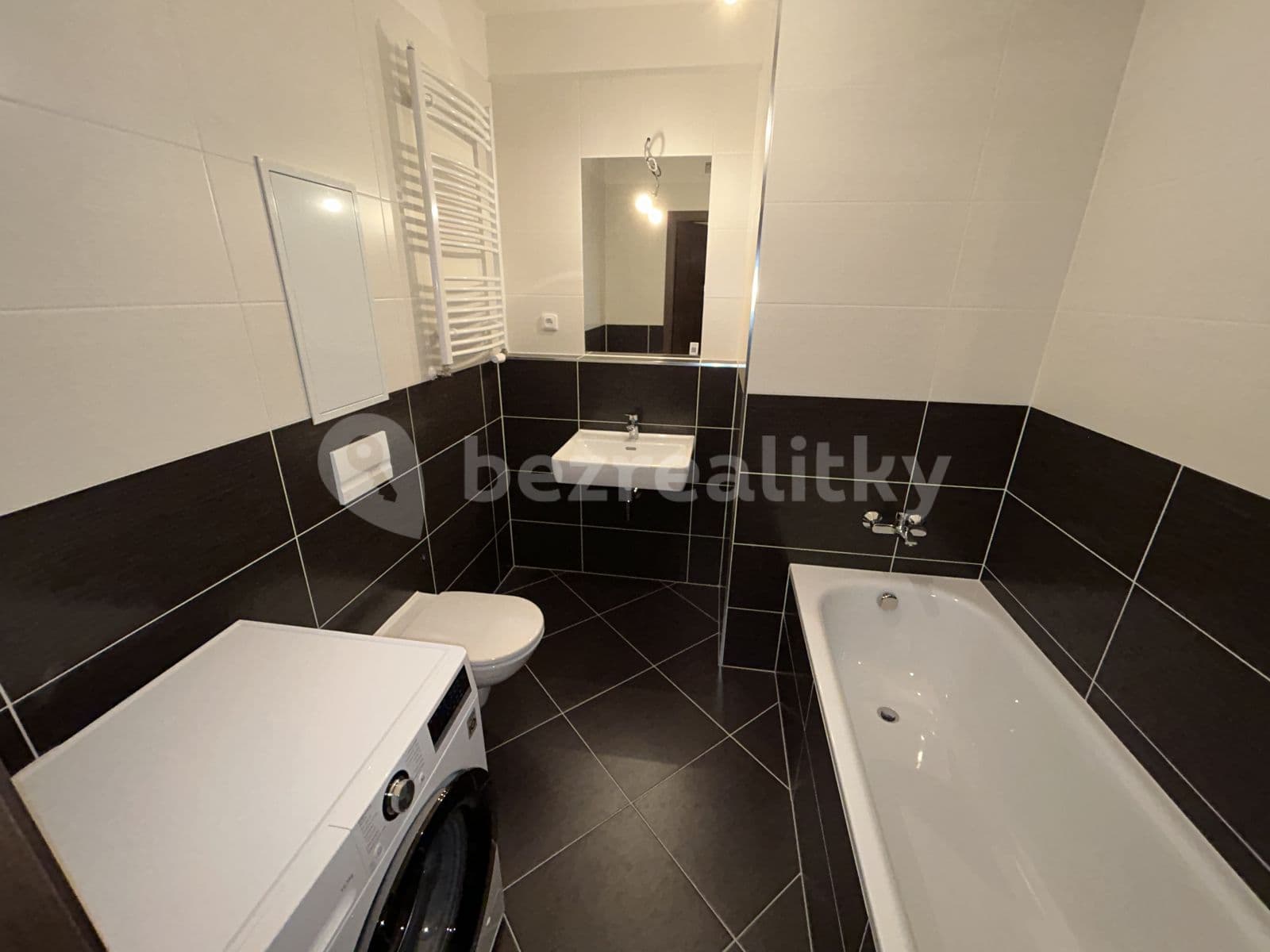 Prenájom bytu 1-izbový 39 m², Ferrariho, Praha, Praha Prenájom bytu 1-izbový 39 m², Ferrariho, Praha, Praha