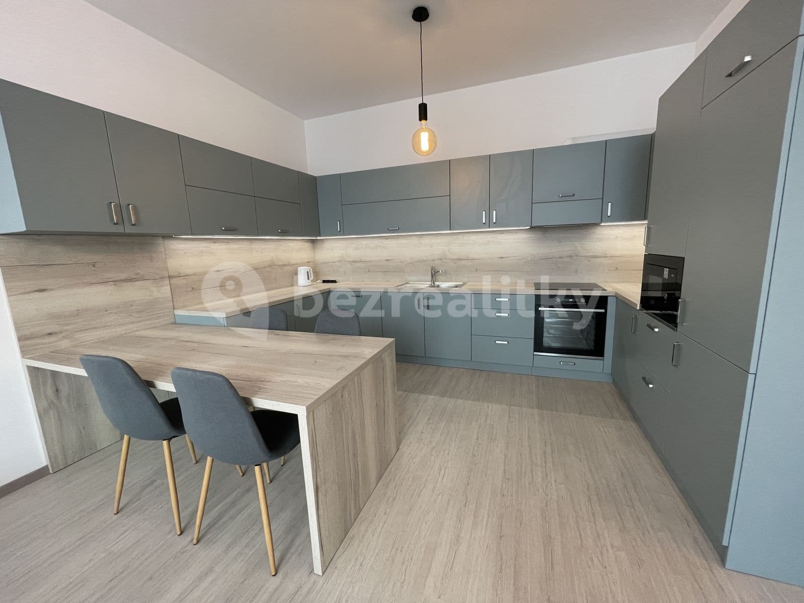 Prenájom bytu 2-izbový 62 m², Tomášikova, Ružinov, Bratislavský kraj Prenájom bytu 2-izbový 62 m², Tomášikova, Ružinov, Bratislavský kraj