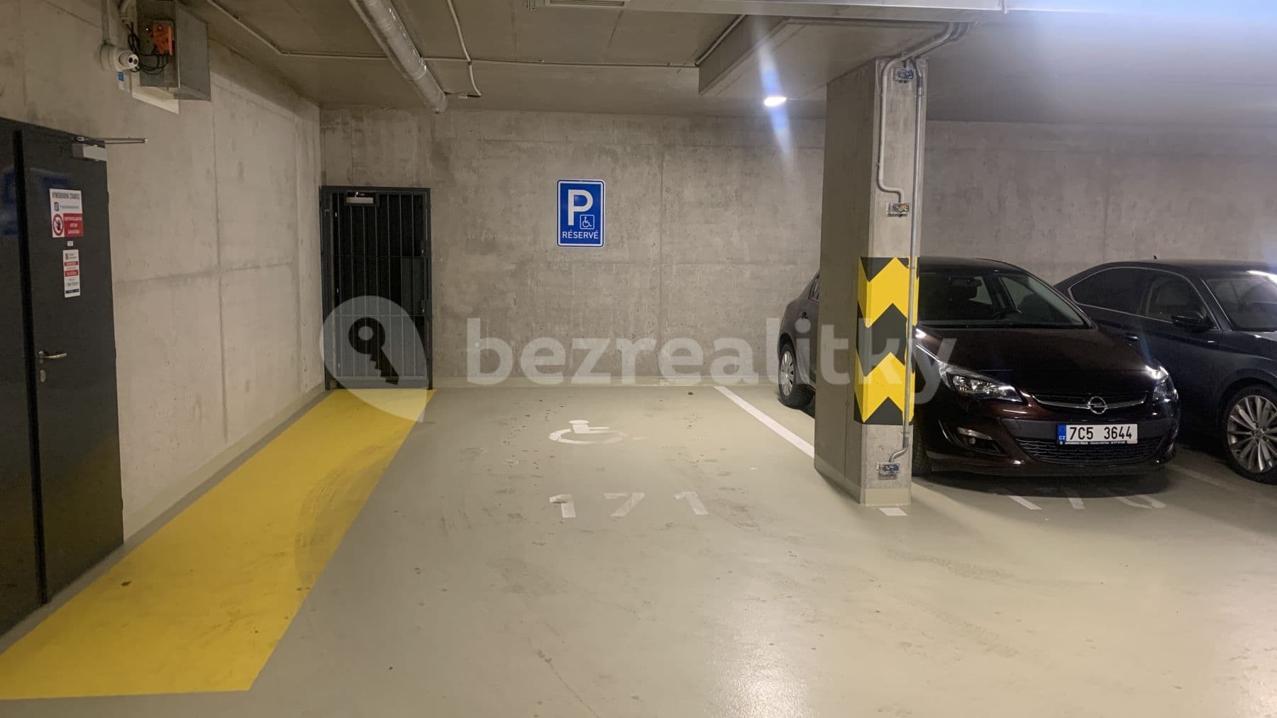 Prenájom garáže 16 m², Zvěřinova, Praha, Praha Prenájom garáže 16 m², Zvěřinova, Praha, Praha