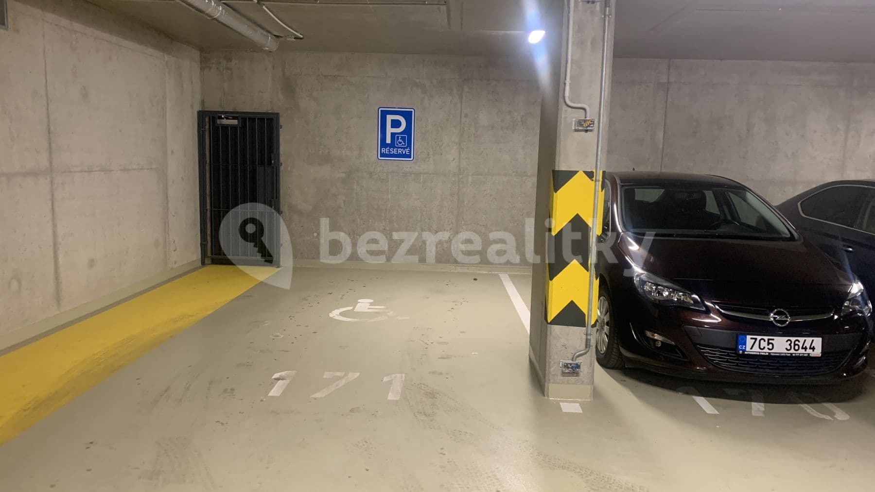 Prenájom garáže 16 m², Zvěřinova, Praha, Praha Prenájom garáže 16 m², Zvěřinova, Praha, Praha
