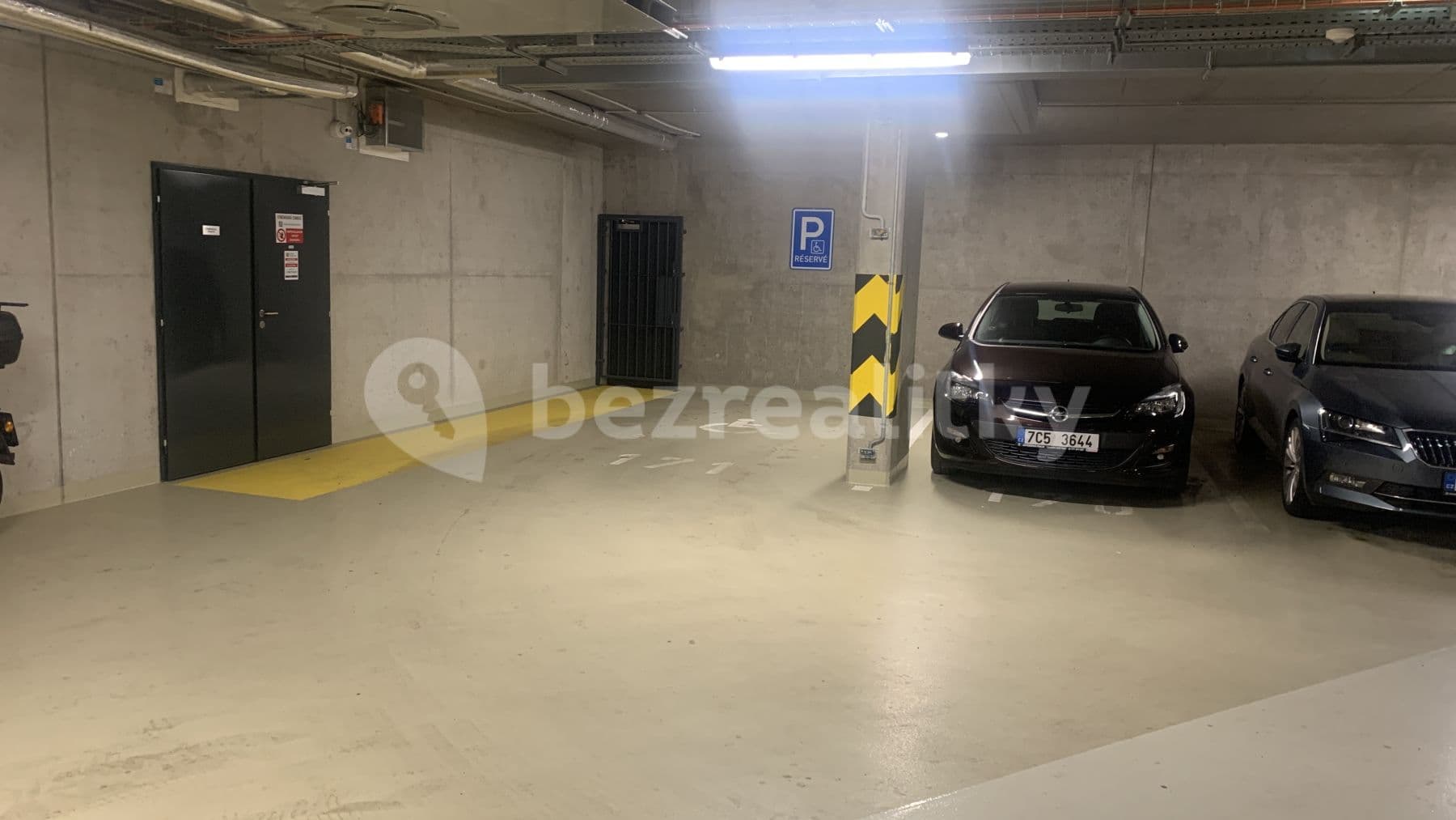 Prenájom garáže 16 m², Zvěřinova, Praha, Praha Prenájom garáže 16 m², Zvěřinova, Praha, Praha