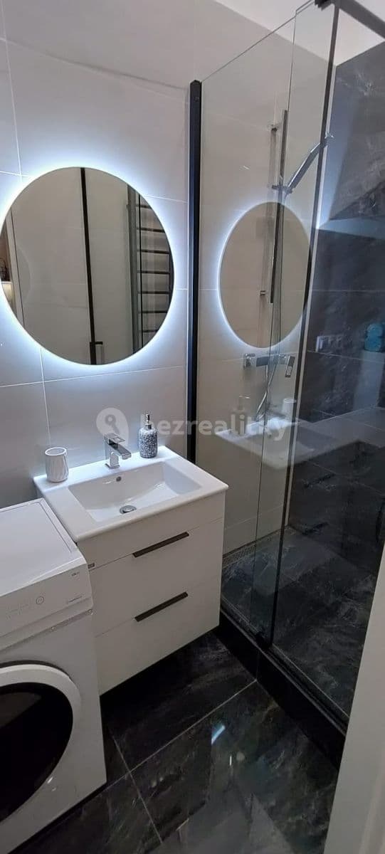 Prenájom bytu 1-izbový 40 m², Roháčova, Praha, Praha Prenájom bytu 1-izbový 40 m², Roháčova, Praha, Praha