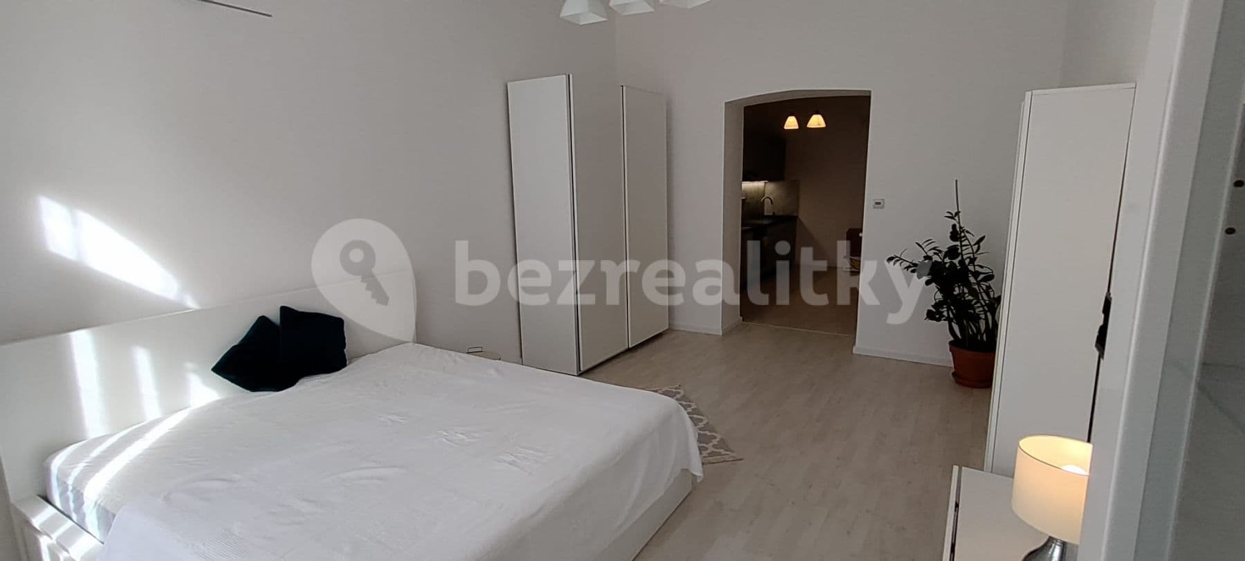 Prenájom bytu 1-izbový 40 m², Roháčova, Praha, Praha Prenájom bytu 1-izbový 40 m², Roháčova, Praha, Praha