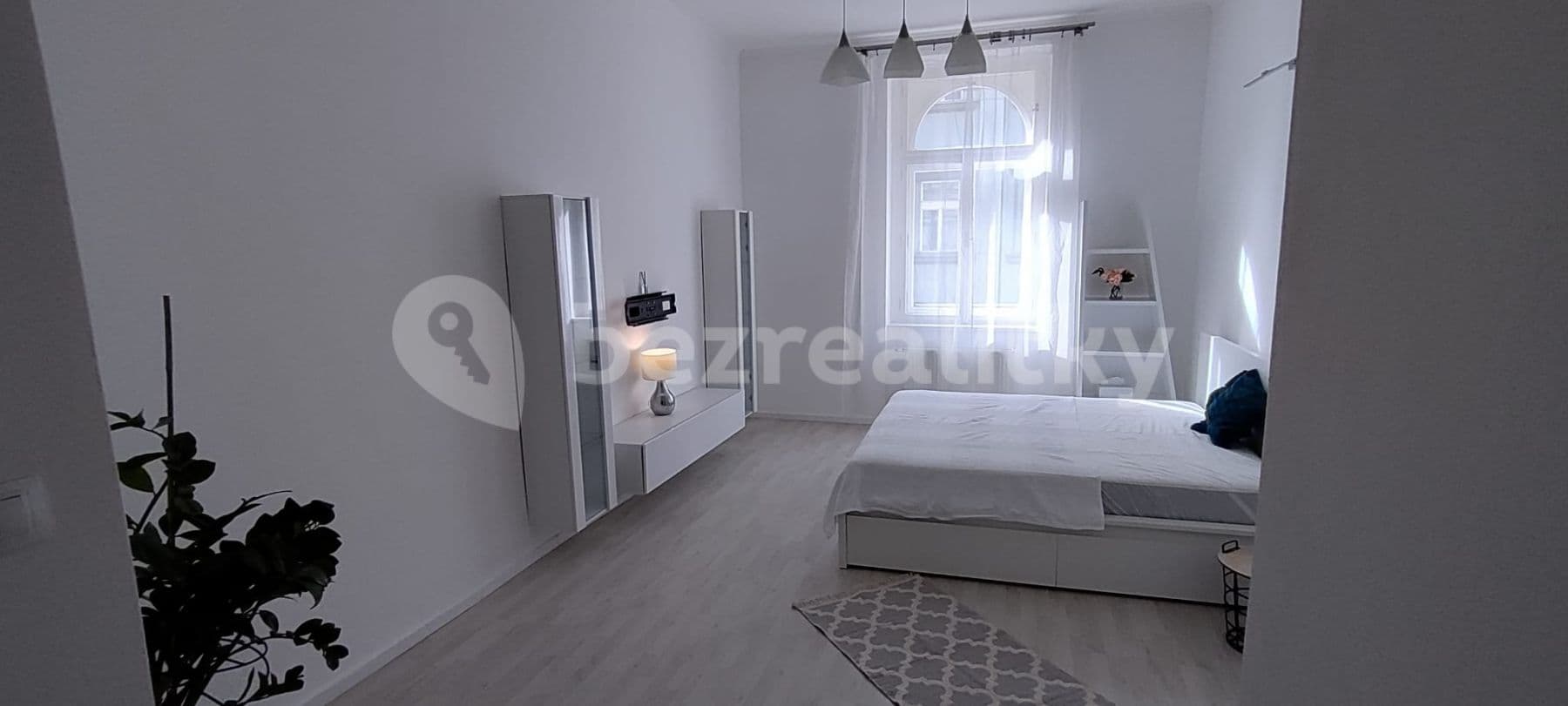 Prenájom bytu 1-izbový 40 m², Roháčova, Praha, Praha Prenájom bytu 1-izbový 40 m², Roháčova, Praha, Praha
