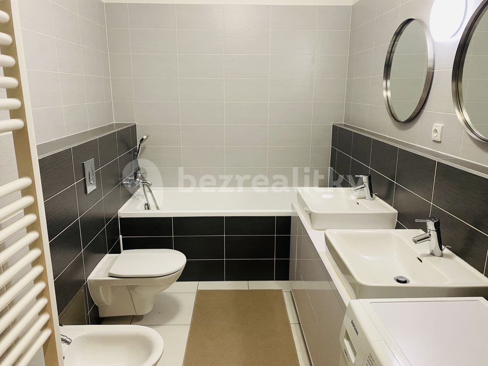 Prenájom bytu 3-izbový 100 m², Jeseniova, Praha, Praha Prenájom bytu 3-izbový 100 m², Jeseniova, Praha, Praha
