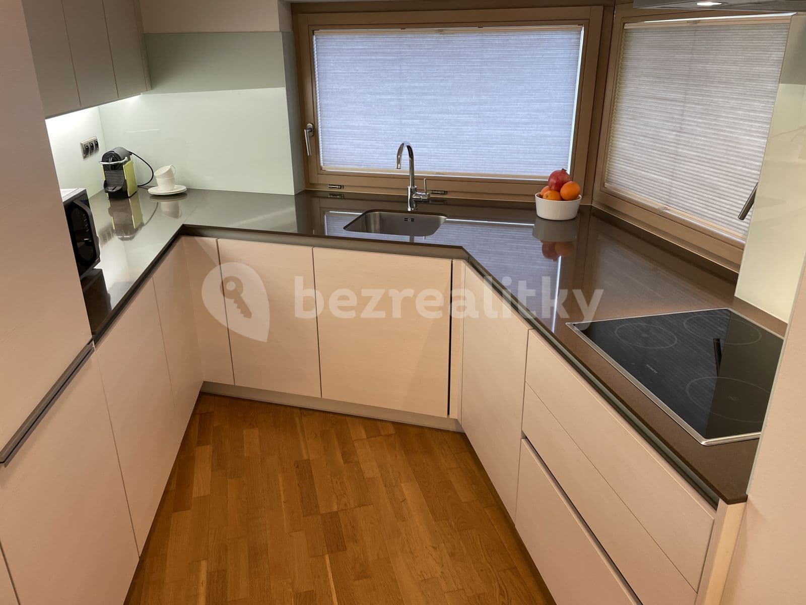 Prenájom bytu 3-izbový 100 m², Jeseniova, Praha, Praha Prenájom bytu 3-izbový 100 m², Jeseniova, Praha, Praha