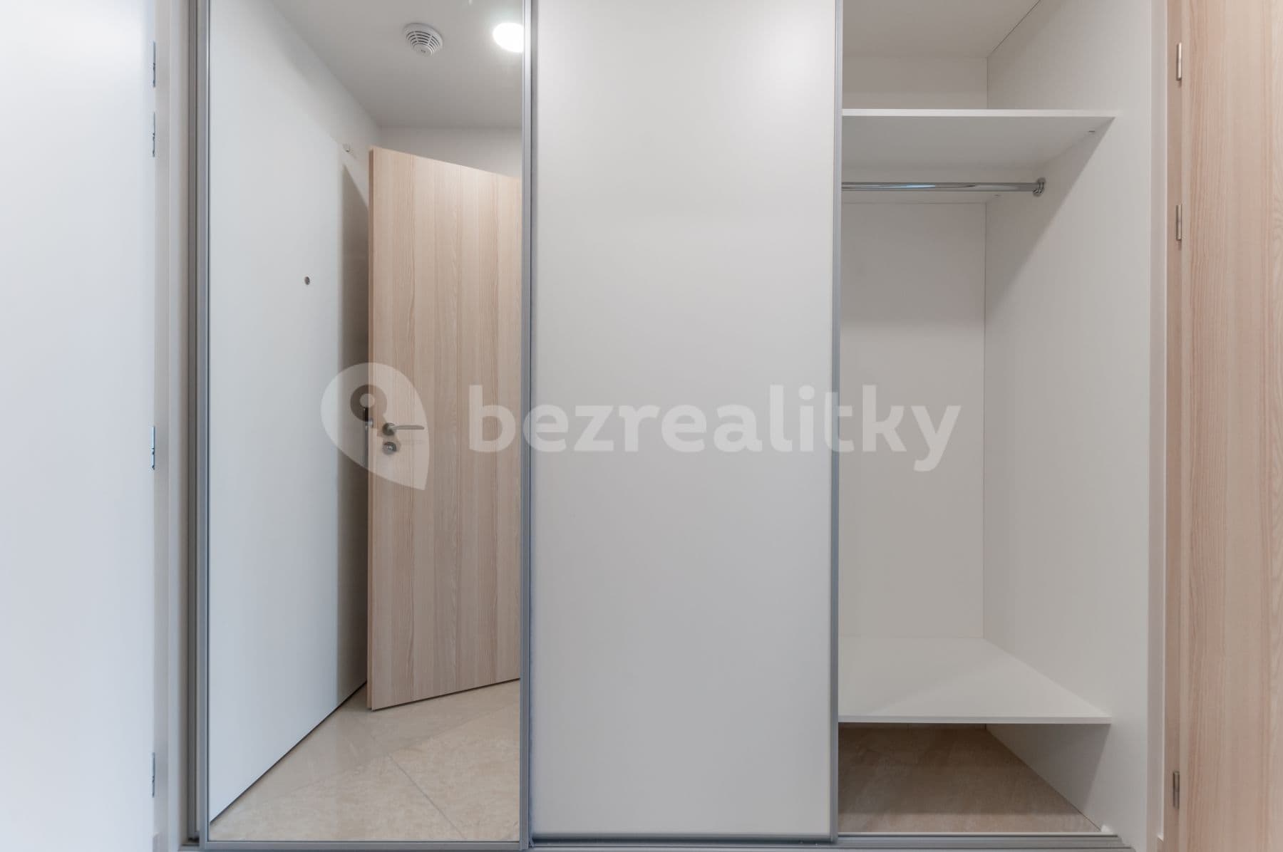 Prenájom bytu 1-izbový 28 m², Bassova, Praha, Praha