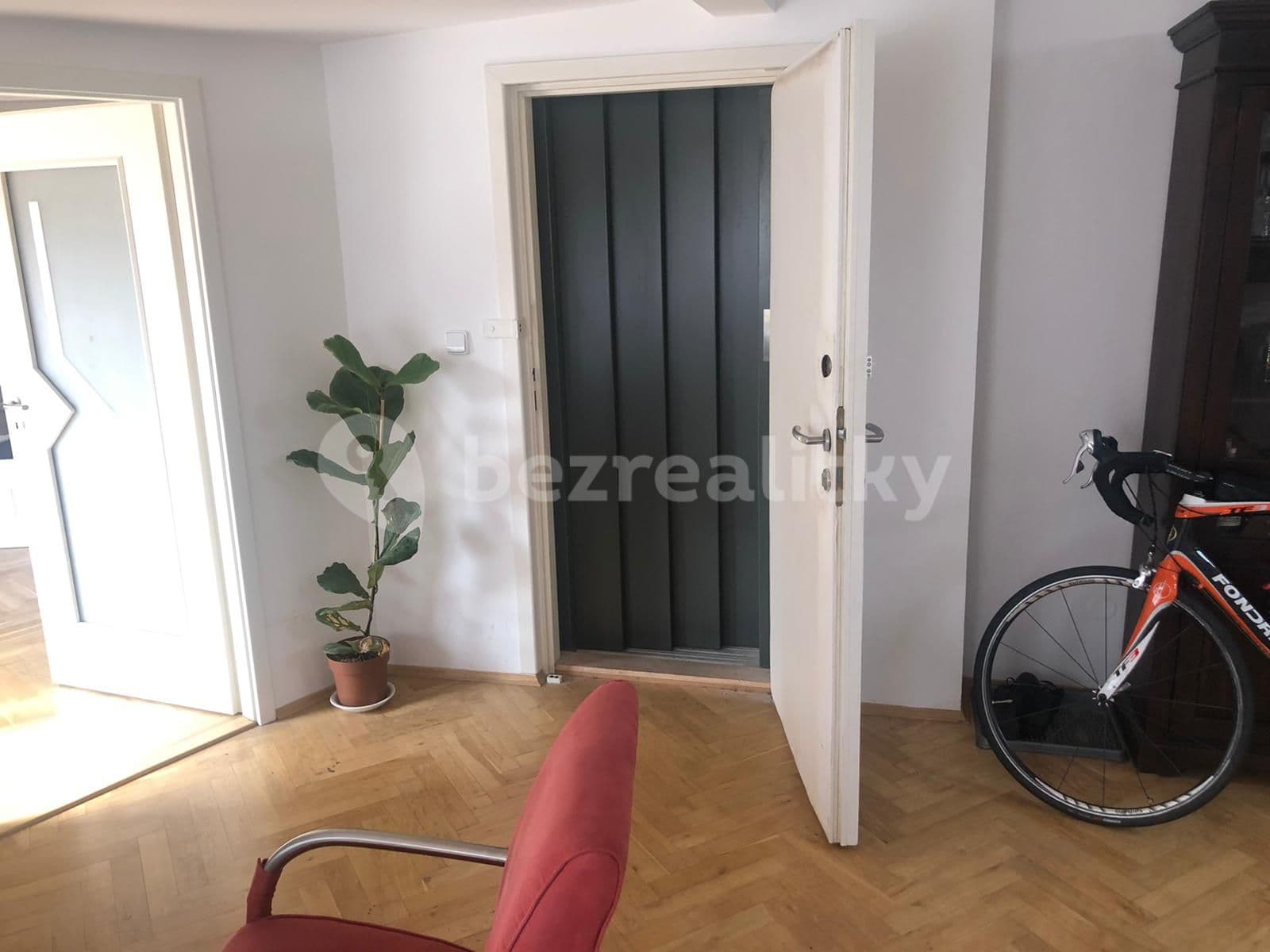 Prenájom bytu 4-izbový 189 m², Seifertova, Praha, Praha Prenájom bytu 4-izbový 189 m², Seifertova, Praha, Praha