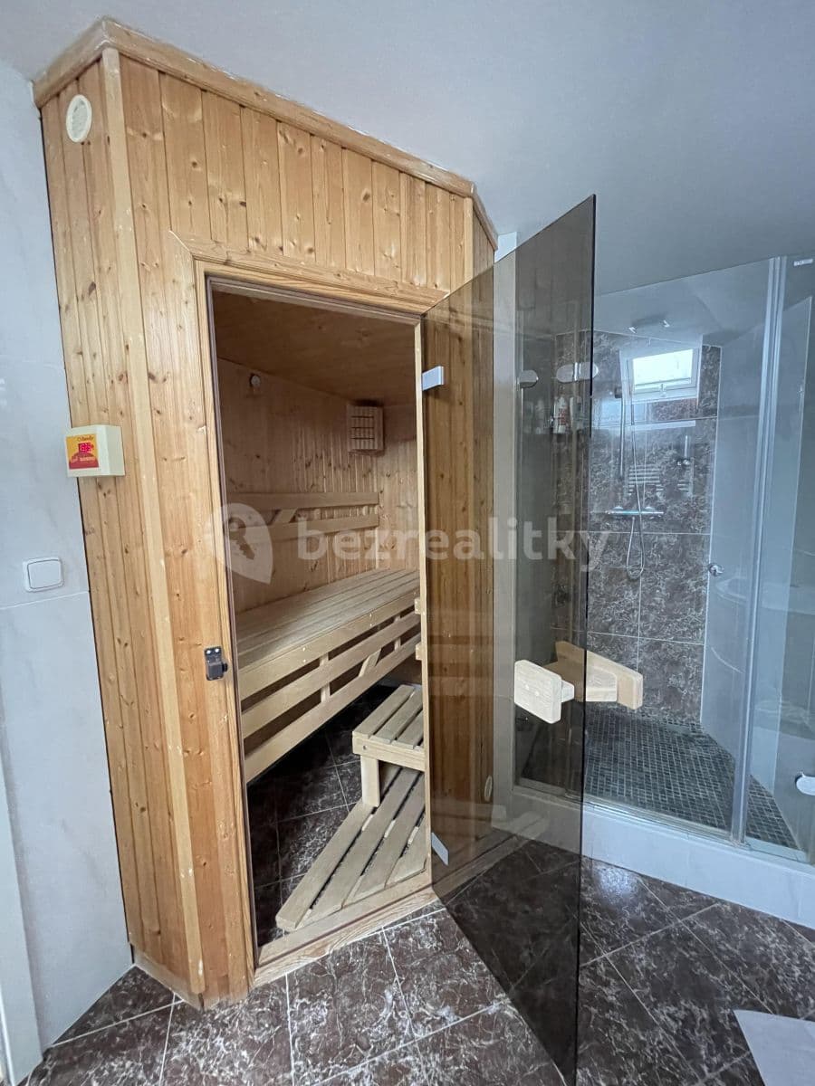 Prenájom bytu 4-izbový 189 m², Seifertova, Praha, Praha Prenájom bytu 4-izbový 189 m², Seifertova, Praha, Praha