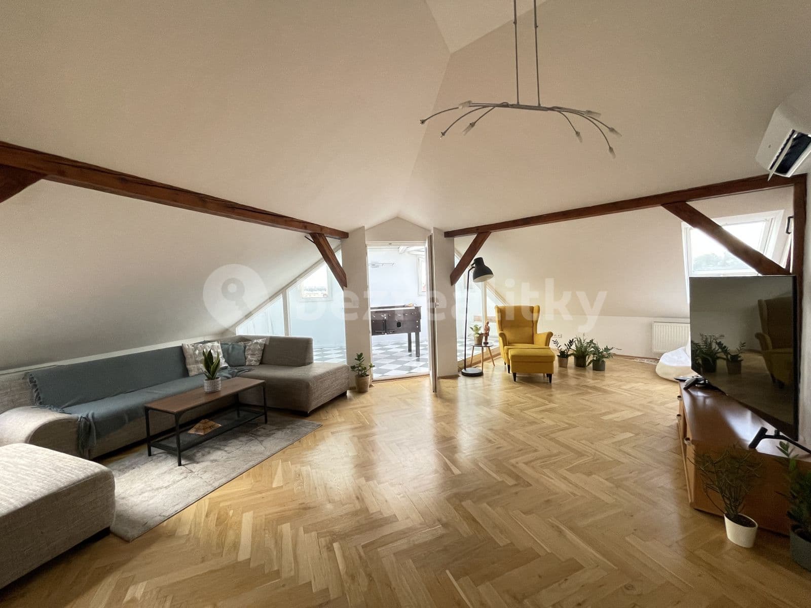 Prenájom bytu 4-izbový 189 m², Seifertova, Praha, Praha Prenájom bytu 4-izbový 189 m², Seifertova, Praha, Praha