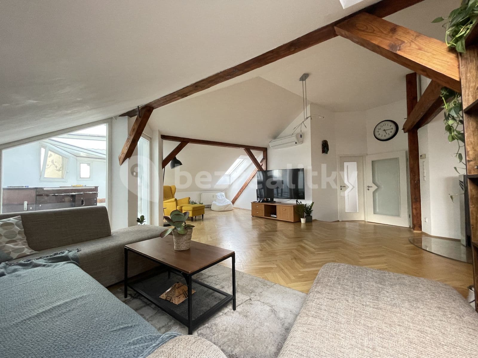 Prenájom bytu 4-izbový 189 m², Seifertova, Praha, Praha Prenájom bytu 4-izbový 189 m², Seifertova, Praha, Praha