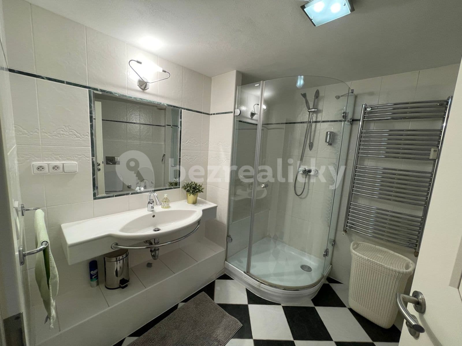 Prenájom bytu 4-izbový 189 m², Seifertova, Praha, Praha Prenájom bytu 4-izbový 189 m², Seifertova, Praha, Praha