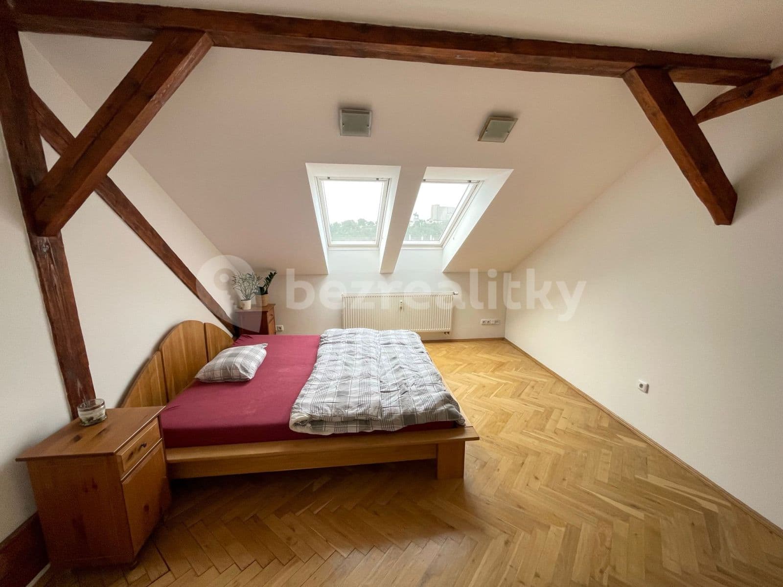 Prenájom bytu 4-izbový 189 m², Seifertova, Praha, Praha Prenájom bytu 4-izbový 189 m², Seifertova, Praha, Praha