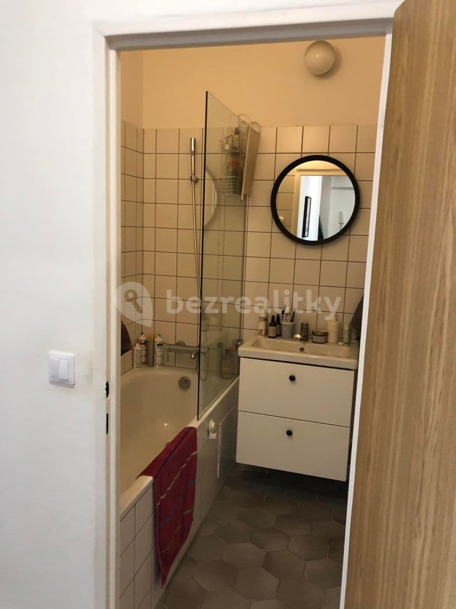 Prenájom bytu 3-izbový 60 m², Ruská, Praha, Praha Prenájom bytu 3-izbový 60 m², Ruská, Praha, Praha
