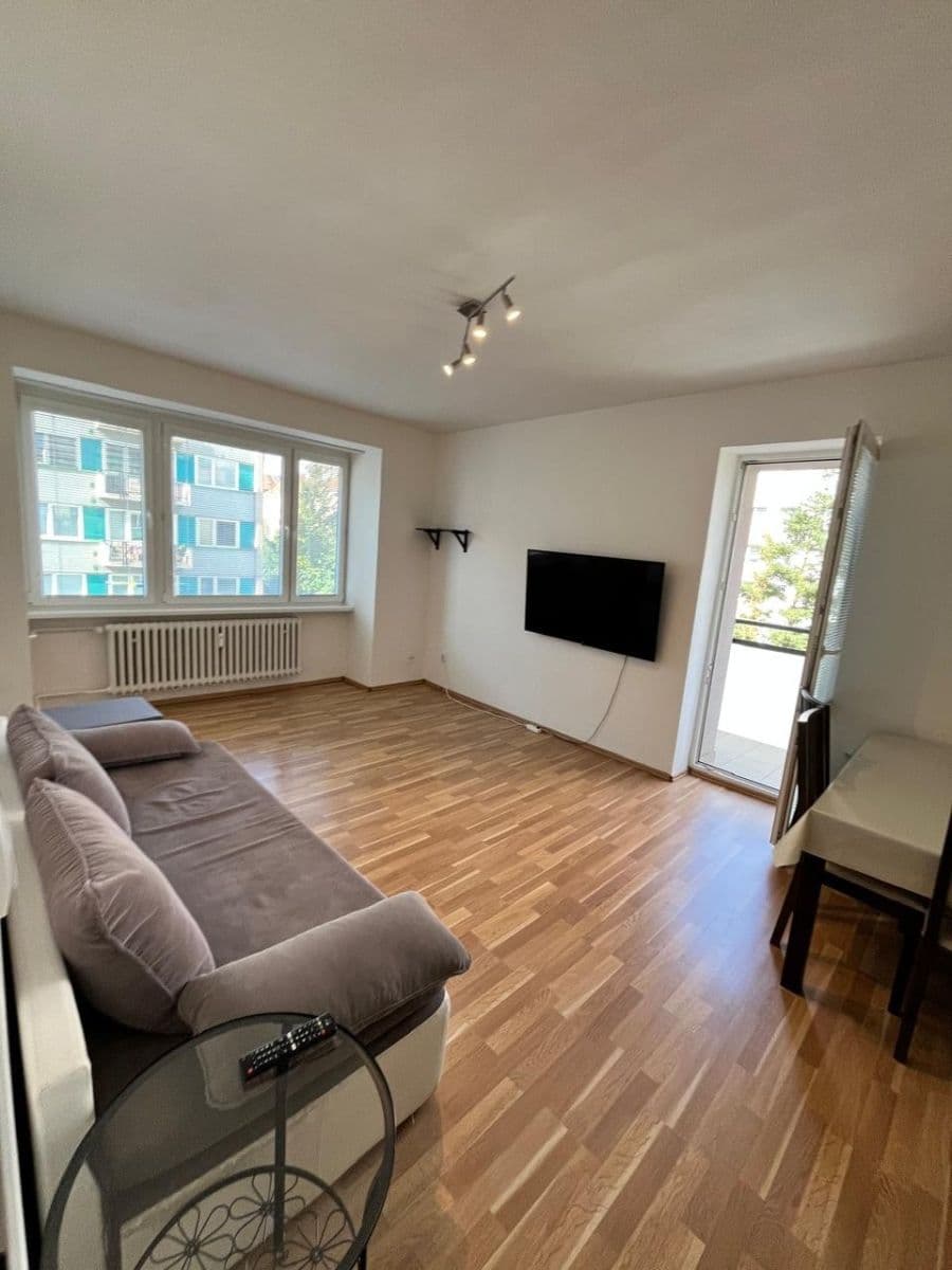 Prenájom bytu 3-izbový 72 m², Kloboučnická, Praha, Praha Prenájom bytu 3-izbový 72 m², Kloboučnická, Praha, Praha