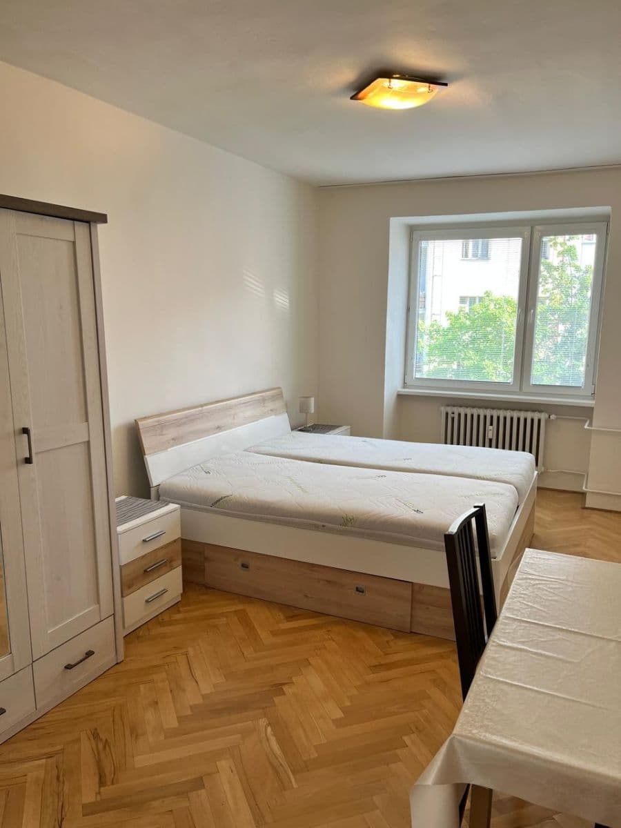 Prenájom bytu 3-izbový 72 m², Kloboučnická, Praha, Praha Prenájom bytu 3-izbový 72 m², Kloboučnická, Praha, Praha