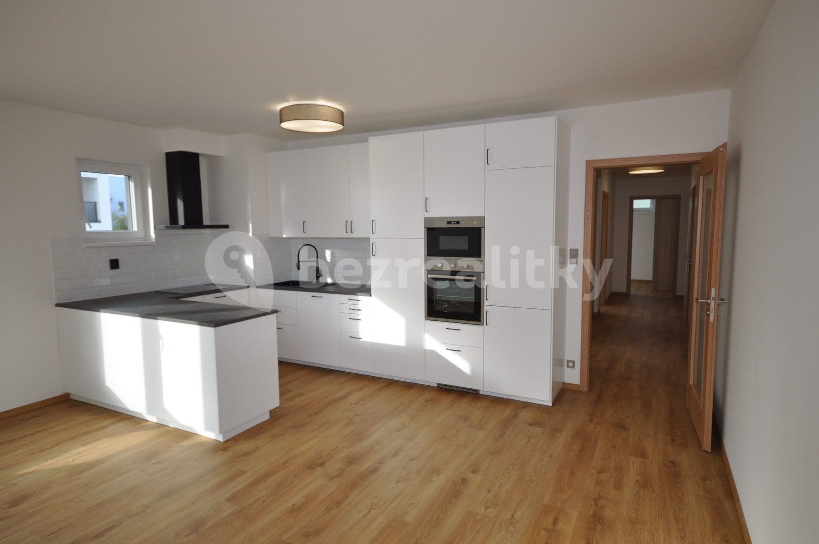 Prenájom bytu 4-izbový 100 m², Drnovská, Praha, Praha Prenájom bytu 4-izbový 100 m², Drnovská, Praha, Praha